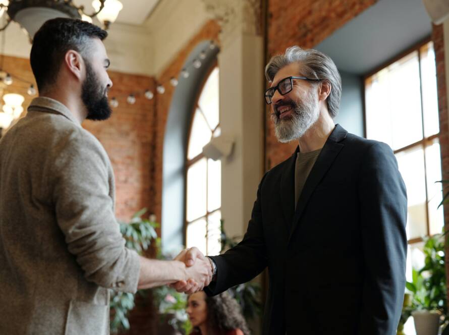 Rekrutteringsudfodringen er en ny udfordring for HR. Rekruttering er én ting. Når først du har fået rekrutteret de rigtige medarbejdere, så handler det om at de får etableret en tilknytning til arbejdspladsen arbejdspladsen. For at styrke tilknytningen til arbejdspladsen er det vigtigt at gøre sig umage for at forstå dine medarbejdere. 