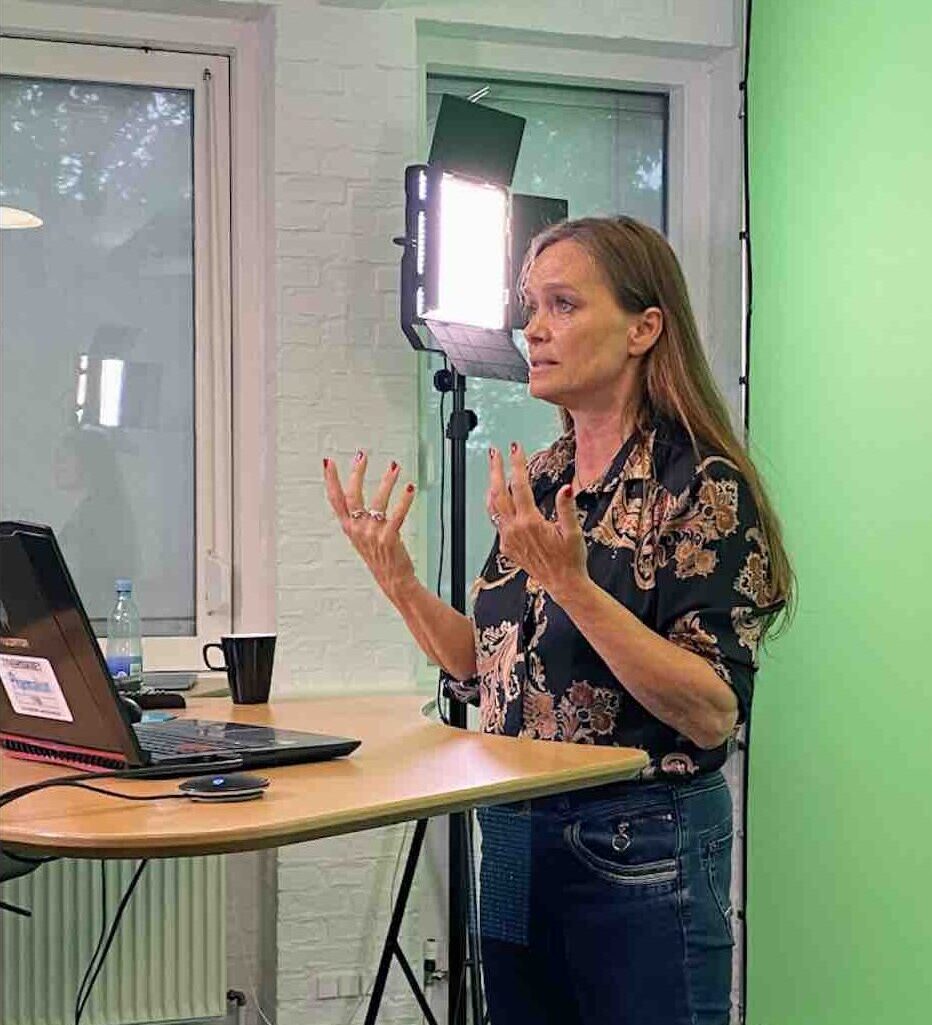 Karen Marie Fiirgaard, en erfaren erhvervspsykolog holder online kursus om trivsel i arbejdet, under corona pandemien