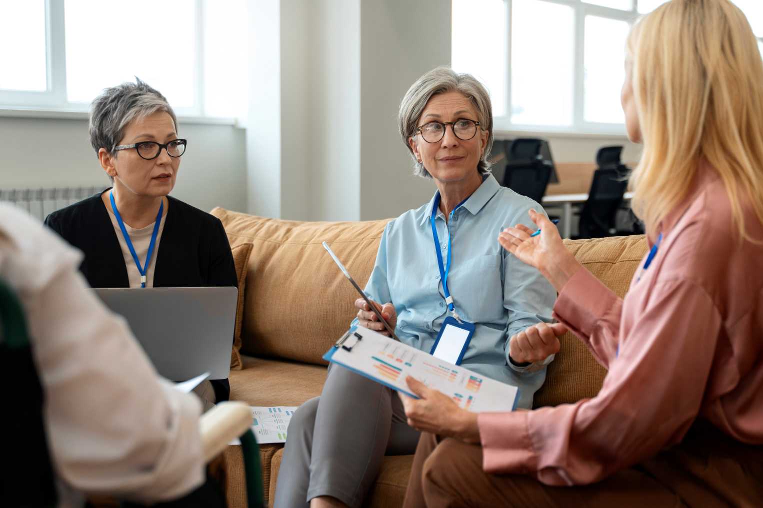 I hjemmeplejen arbejder medarbejdere ofte alene, og borgersagerne kan være komplekse. Supervision hjemmepleje skaber et trygt rum for sparring, hvor erfaringer og udfordringer kan deles.